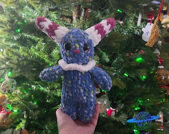 Bufón azul de crochet hecho a mano con motas de arcoíris