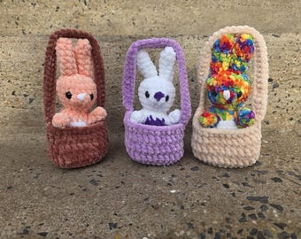 Conejito de ganchillo hecho a mano con una cesta