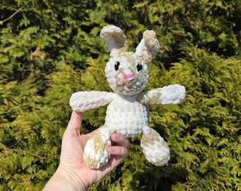 Conejo de pie hecho a mano con ganchillo