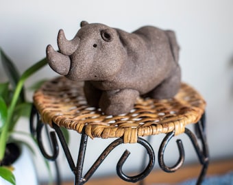 Urocza, ręcznie rzeźbiona figurka Chubby Rhino