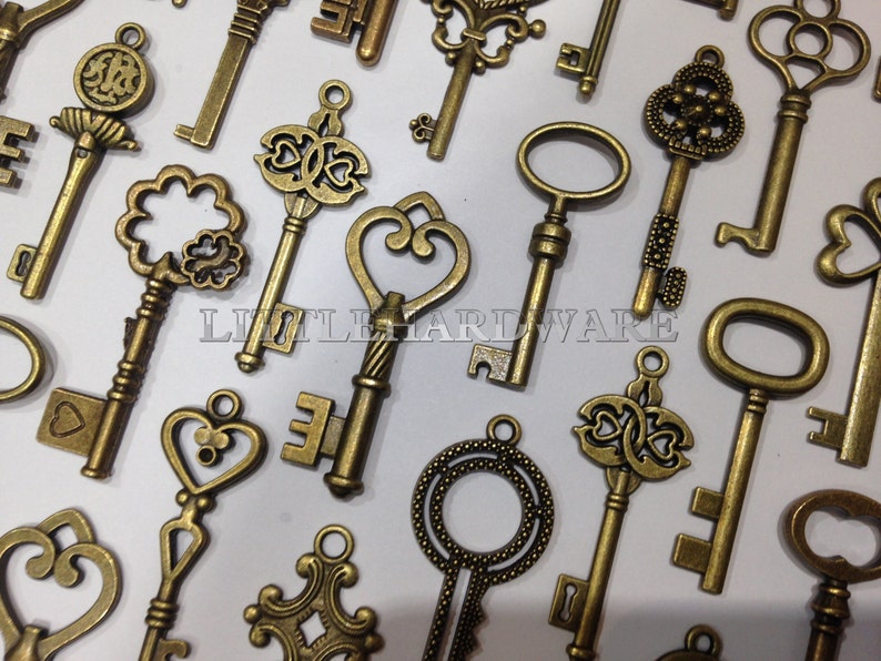 100pcs vintage crown keys, antique skeleton keys , pendant heart Wedding decorations,wedding favors, christmas tree decorations VK0055 image 3