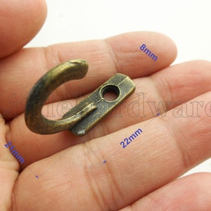 5 mini colgadores de llaves, ganchos para batas, ganchos para llaves, ganchos para herrajes de muebles, ganchos decorativos, ganchos para sombreros con suficientes tornillos - 22 mm x 8 mm - en 3 colores