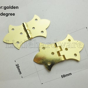 Può includere: Due cerniere decorative dorate con un design floreale. Ogni cerniera misura 58 mm di lunghezza e 32 mm di larghezza. Il testo "color: golden 180 degree" è visibile. Adatto a vari progetti di falegnameria.