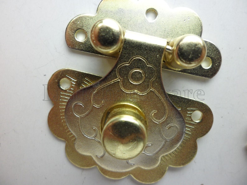 36mm x 40mm golden color plum blossom Jewelry Box Staple Hasp Catch / jewelry box latch / small box hardware LC0079 zdjęcie 2