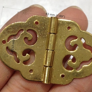 Ett par små gångjärn i guldfärgad mässing, 43 mm x 27 mm, parlamentsgångjärn, smyckeskrinsgångjärn, dekorativa gångjärn VH0129
