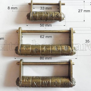 Op de afbeelding: Drie antieke messing combinatiesloten van verschillende afmetingen. De kleinste is 5 cm lang, de middelste 8 cm en de grootste 8 cm. Elk slot heeft een draaiwijzerplaat met gegraveerde tekens en een rechthoekige beugel.