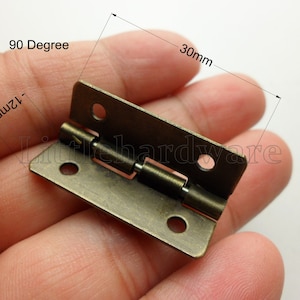Könnte beinhalten: Antike Messing-Scharniere mit 90 Grad, 3 cm lang und 30 mm breit.