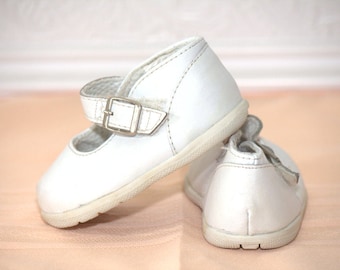 Vintage white Mary Jane shoes, mary janes, vintage shoes, vintage girl shoes, white shoes, sz 2