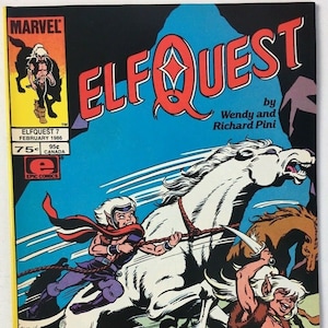 Könnte beinhalten: Ein Comic-Cover mit einem weißen Pferd mit Reiter, einem braunen Pferd und zwei braunen Wölfen. Das Cover ist für Elfquest #7, veröffentlicht von Marvel Comics im Februar 1986. Der Titel "Elfquest" ist in roten und weißen Buchstaben, und die Worte "von Wendy und Richard Pini" sind in schwarzen Buchstaben.