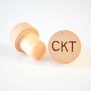 Houten wijnflesstop met gegraveerd monogram
