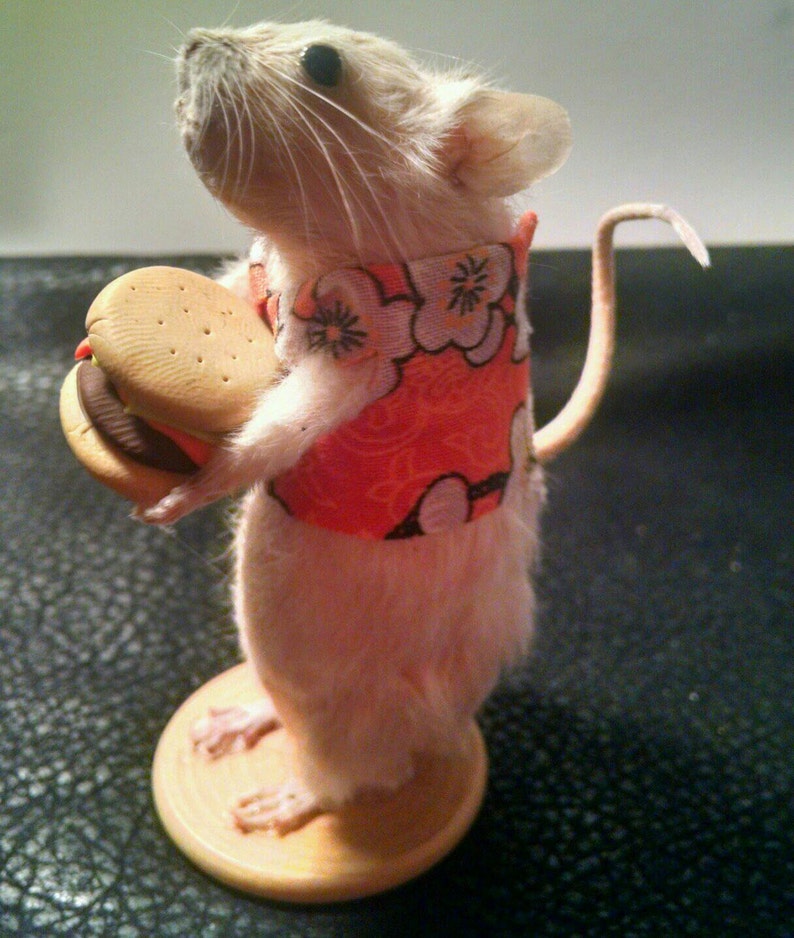 Burger time taxidermy mouse image 3