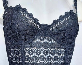 Zwarte mouwloze crop top met gehaakte kanten bralette