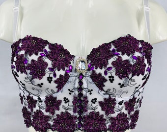 Top cropped com top e corpete bordado à mão em combinação de branco e roxo.