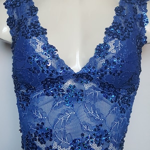 Stretch lace crop top sleeveless v-neck short shirt midriff blouse cami in Royal Blue color.