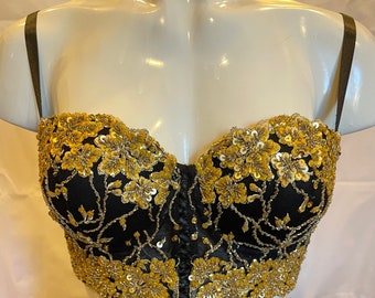 Soutien-gorge noir et or mat demi-corset bustier orné de paillettes et de perles.