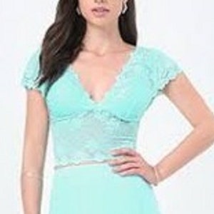 Blusa corta con maniche a cappuccio e top in pizzo elasticizzato, colore turchese chiaro Aruba Blue.