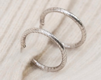 1”, Vintage sterling silver loop earrings, textured fashion minimalist, fine 925 silver hoops, stamped 925 Italy
