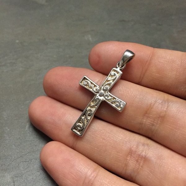 Vintage (020978) handmade Sterling silver filigree pendant, solid 925 silver cross, stamped 925