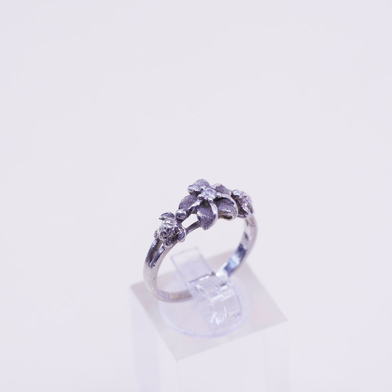 stamped 925 Size 8 Vintage sterling 925 silver plumeria flower with crystal ring