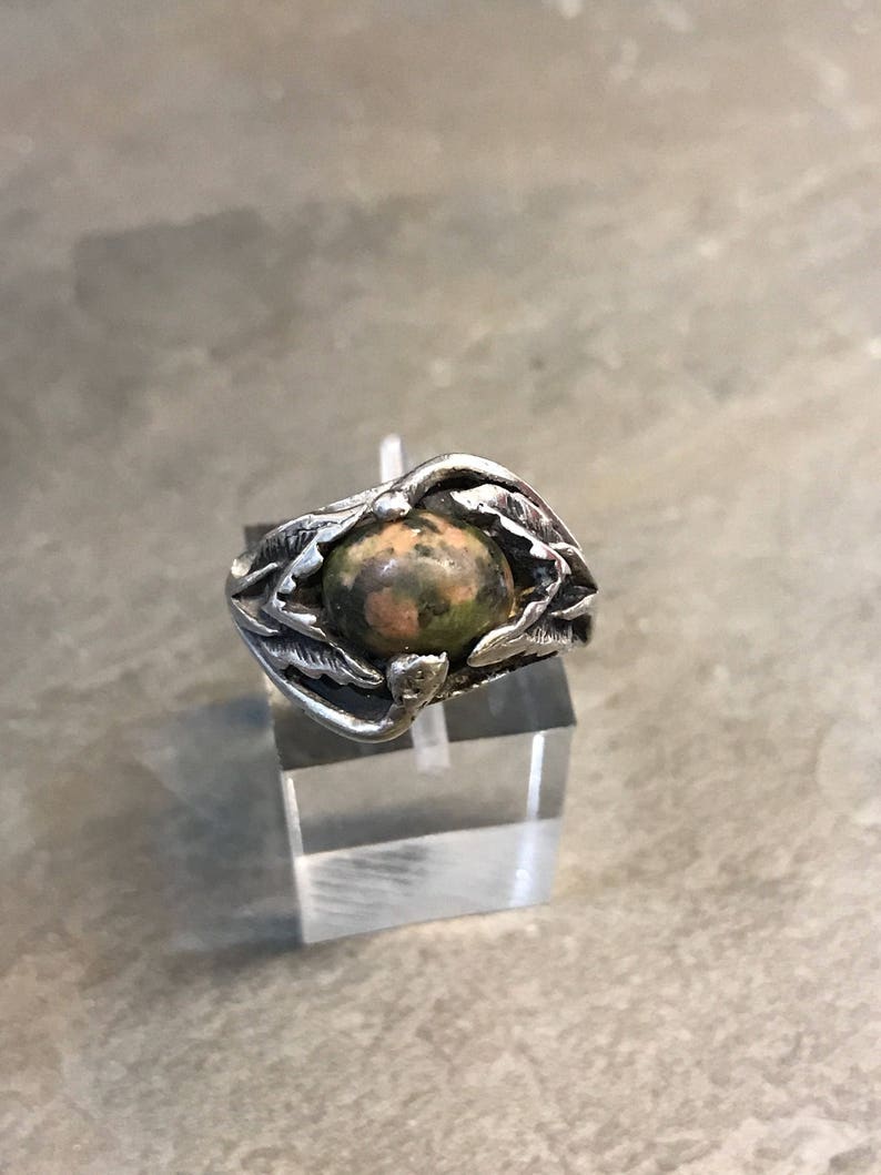 stamped 925 Size 6 vintage sterling silver handmade ring fine 925 silver with jasper and leaves around details 010515