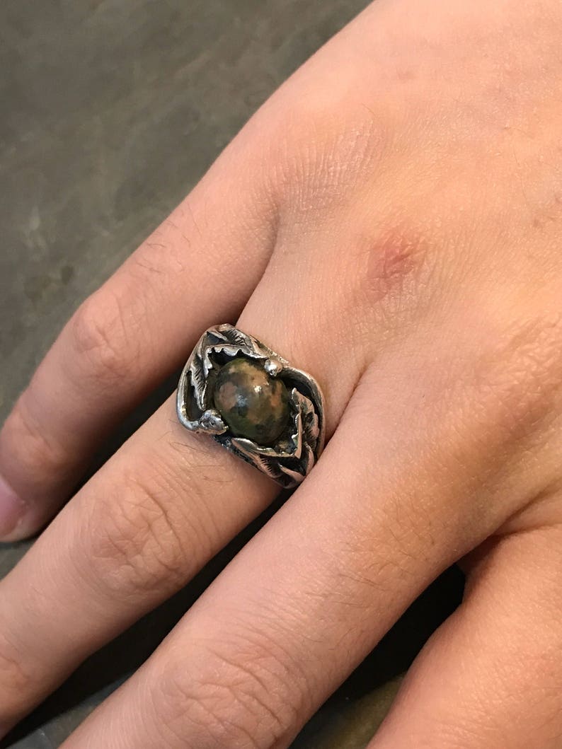 stamped 925 Size 6 vintage sterling silver handmade ring fine 925 silver with jasper and leaves around details 010515
