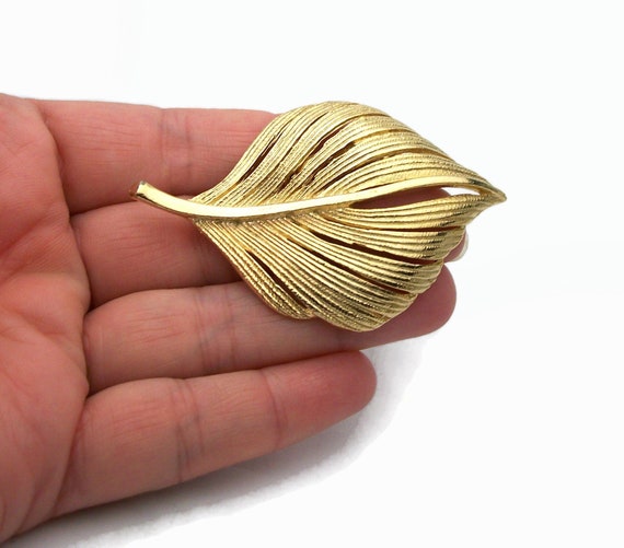 Vintage Gold Leaf or Feather Brooch Gold Tone Sma… - image 2