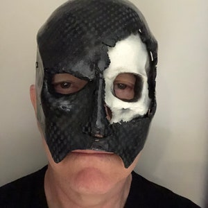 Kohlefaser Optik Shattered Beschädigte herausgestellte Schädel Maske. Fertig hergestellt und direkt versandbereit.