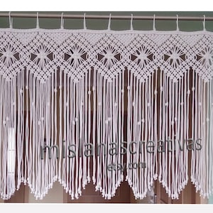 Décor lambrequin en macramé. Rideau de fenêtre. Rideau en macramé. Art mural en macramé. Suspension murale en macramé.