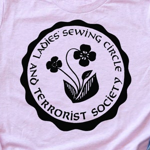 Feministisch shirt: Ladies Sewing Circle en Terrorist Society, grappig feministisch shirt, kiesrecht, naaishirt, cadeau naaister, feministisch T-shirt