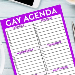 K&ouml;nnte beinhalten: Ein lilafarbener Planer mit dem Text "Gay Agenda" oben. Der Planer ist in Wochentage unterteilt: Montag, Dienstag, Mittwoch, Donnerstag, Freitag und N&auml;chste Woche. Jeder Tag hat eine Liste mit leeren Zeilen zum Schreiben.