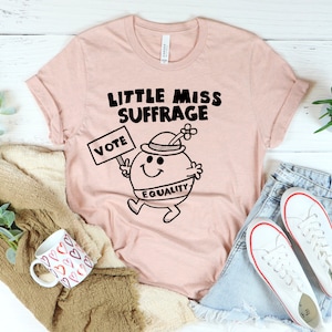 Tshirt féministe : « Little Miss Suffrage », votes pour les femmes, chemise féministe, vêtements de la quatrième vague, cadeaux féministes des suffragettes, vêtements de la quatrième vague