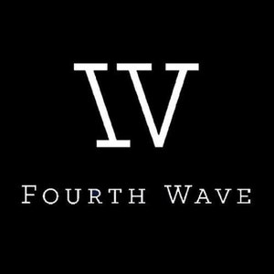 Pu&ograve; includere: Un logo in bianco e nero con il numero romano IV e il testo "FOURTH WAVE" sotto.