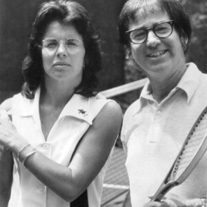 Puede incluir: Una fotograf&iacute;a en blanco y negro de dos personas, una mujer con una camiseta de tenis blanca y un hombre con una camisa polo blanca y sosteniendo una raqueta de tenis.