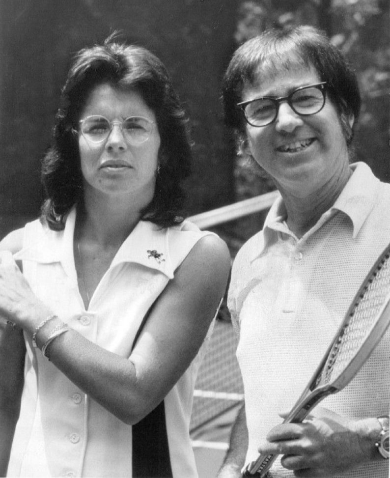 Puede incluir: Una fotograf&iacute;a en blanco y negro de dos personas, una mujer con una camiseta de tenis blanca y un hombre con una camisa polo blanca y sosteniendo una raqueta de tenis.