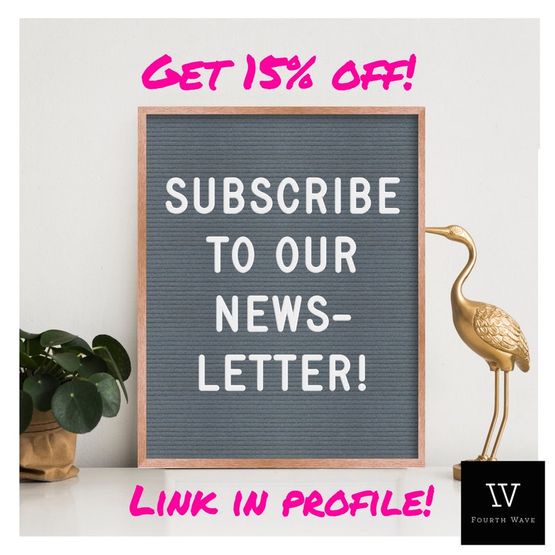 Pu&ograve; includere: Una lavagna di lettere grigia con il testo "GET 15% OFF! SUBSCRIBE TO OUR NEWS-LETTER! LINK IN PROFILE!" Una statuetta di uccello dorata si trova a destra della lavagna. Il testo "IV FOURTH WAVE" &egrave; sotto l'uccello.
