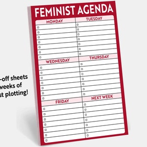 K&ouml;nnte beinhalten: Ein roter Notizblock mit dem Aufdruck "Feminist Agenda" auf der Vorderseite. Der Notizblock hat abrei&szlig;bare Bl&auml;tter mit den Wochentagen: Montag, Dienstag, Mittwoch, Donnerstag, Freitag und N&auml;chste Woche.