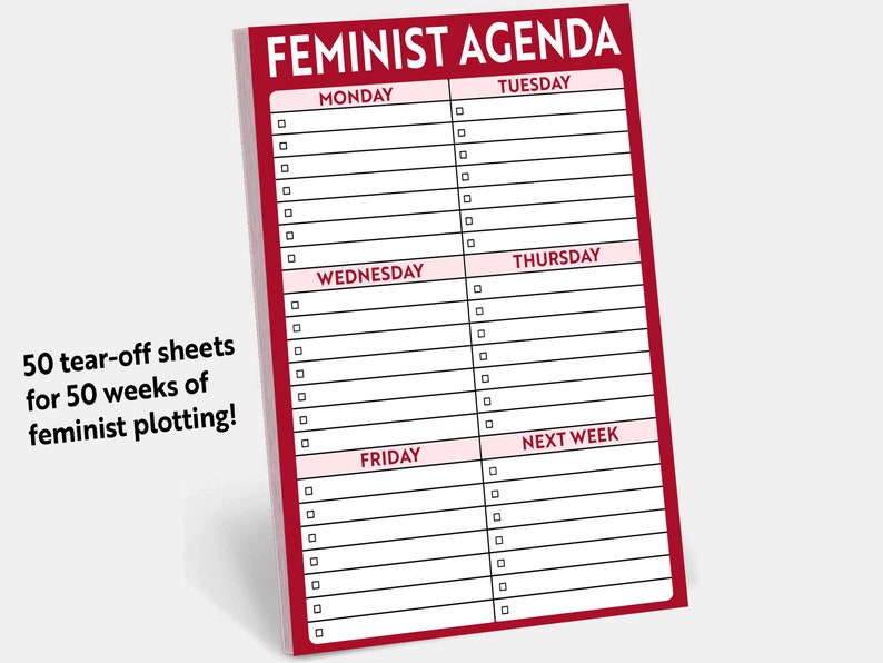 K&ouml;nnte beinhalten: Ein roter Notizblock mit dem Aufdruck "Feminist Agenda" auf der Vorderseite. Der Notizblock hat abrei&szlig;bare Bl&auml;tter mit den Wochentagen: Montag, Dienstag, Mittwoch, Donnerstag, Freitag und N&auml;chste Woche.