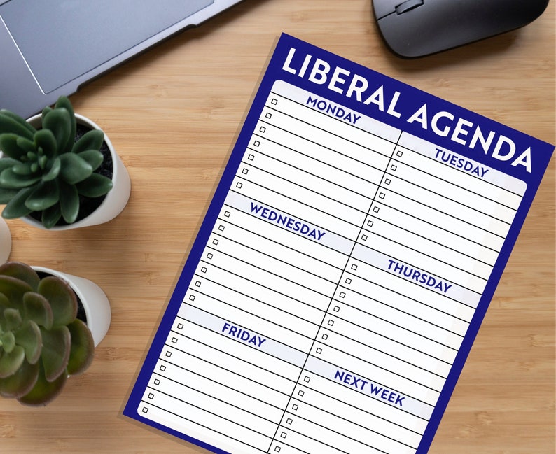 K&ouml;nnte beinhalten: Ein blauer Notizblock mit dem Text "Liberal Agenda" in wei&szlig; gedruckt. Der Notizblock ist in Wochentage unterteilt, mit Platz zum Schreiben von Aufgaben oder Notizen.