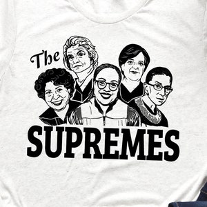 Pu&ograve; includere: Illustrazione in bianco e nero di cinque donne che indossano delle vesti, con il testo "The Supremes" sotto.