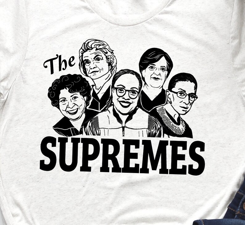 Pu&ograve; includere: Illustrazione in bianco e nero di cinque donne che indossano delle vesti, con il testo "The Supremes" sotto.