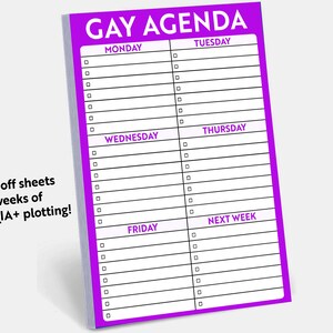 K&ouml;nnte beinhalten: Ein lila Notizblock mit dem Text "GAY AGENDA" oben. Der Notizblock hat abrei&szlig;bare Bl&auml;tter mit den Wochentagen: Montag, Dienstag, Mittwoch, Donnerstag, Freitag und N&auml;chste Woche.