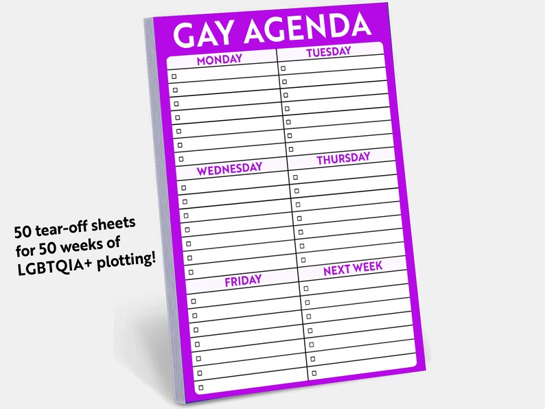 K&ouml;nnte beinhalten: Ein lila Notizblock mit dem Text "GAY AGENDA" oben. Der Notizblock hat abrei&szlig;bare Bl&auml;tter mit den Wochentagen: Montag, Dienstag, Mittwoch, Donnerstag, Freitag und N&auml;chste Woche.
