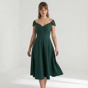Vestido verde esmeralda con vuelo: estilo retro de los años 60 inspirado en Emma Stone, hecho a medida