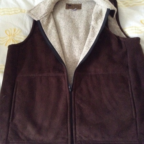 Unisex Faux Suede Outer Vest, Dark Brown Shell, Sherpa Fleece Lining, Made USA, Zippered, side pockets. size Large *HR*