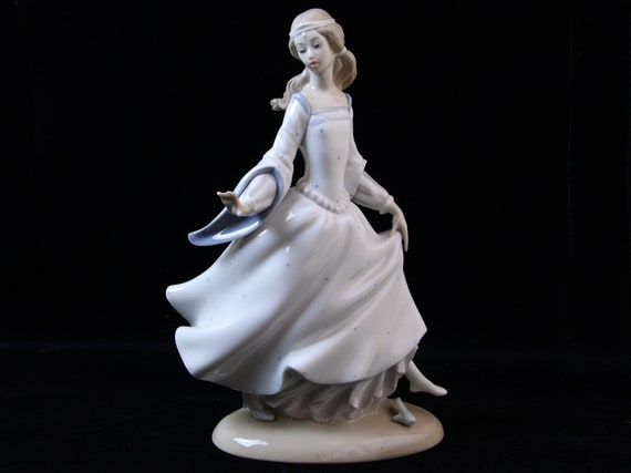 Lladro Cinderella #4828 Figure in Original Box