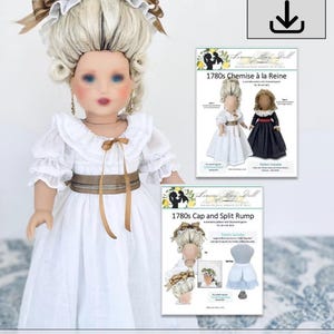 Puede incluir: Una muñeca vestida con un vestido blanco y una peluca del siglo XVIII, con una cinta marrón. Se ven dos hojas de patrones, etiquetadas como "1780s Chemise à la Reine" y "1780s Cap and Split Rump". Las palabras "Instant Download" son visibles.