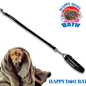 May include: Black dog bath leash with a metal clasp and a black nylon strap. The leash has the text "SMALL DOG BATH" printed on the strap. The image also includes the "HAPPY DOG BATH" logo and a dog wrapped in a towel.