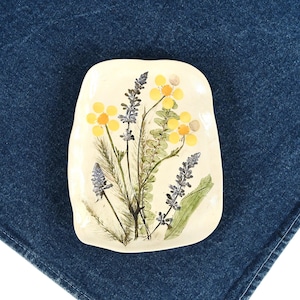 Vintage anos 70 Blue Sage + Buttercups Wildflower Foral Mini Prato Cerâmica Prato de bugigangas de cerâmica