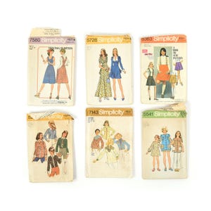 Puede incluir: Seis patrones de costura vintage de Simplicity con ilustraciones de ropa para mujeres. Los patrones ofrecen una variedad de estilos, incluyendo vestidos, faldas y blusas. Todos los patrones están en buen estado y conservan sus etiquetas de precio originales.