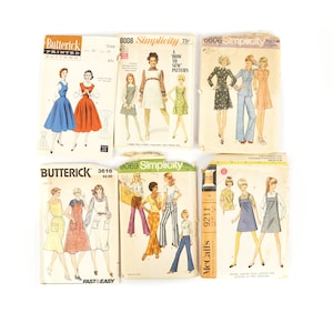 Puede incluir: Seis patrones de costura vintage para ropa de mujer. Los patrones son de Butterick, Simplicity y McCall's. Los patrones presentan una variedad de estilos, que incluyen vestidos, faldas, pantalones y blusas. Los patrones están impresos en papel y tienen ilustraciones de las prendas terminadas.